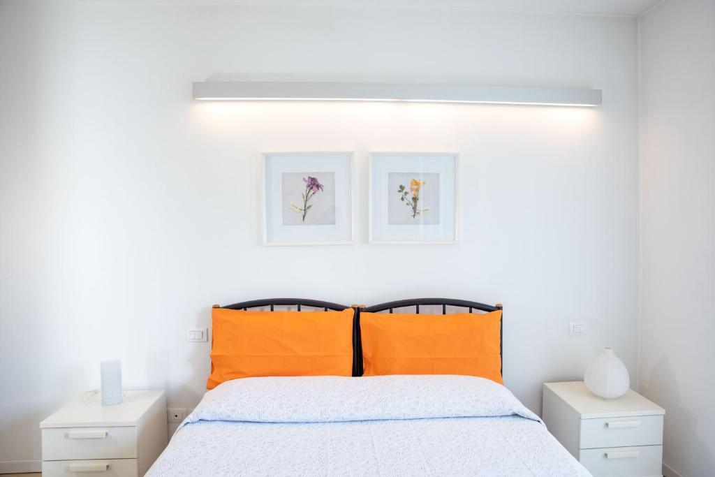 una camera da letto con un letto con cuscini arancioni di Al Piovego a Noventa