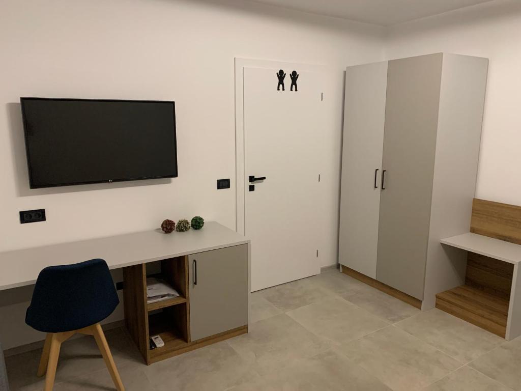 Televízia a/alebo spoločenská miestnosť v ubytovaní Apartments & Room Piutti