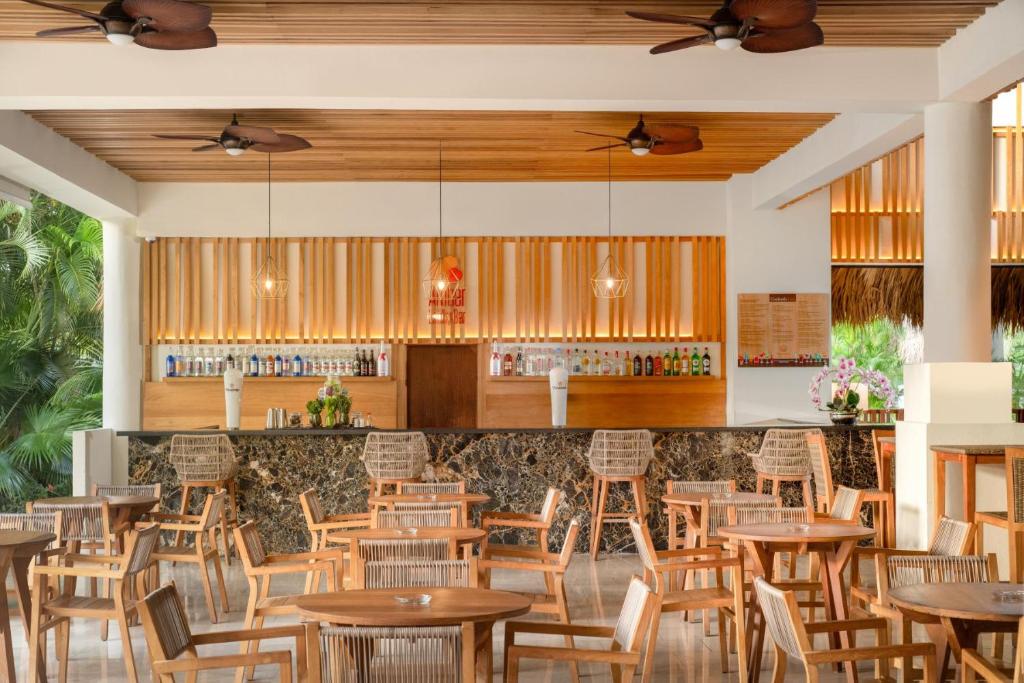 Restaurace v ubytování Impressive Punta Cana - All Inclusive