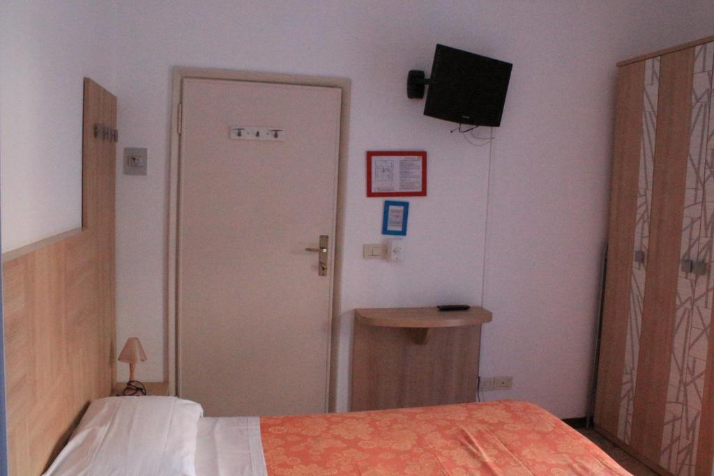 Postel nebo postele na pokoji v ubytování Pensione Fiorella Rimini