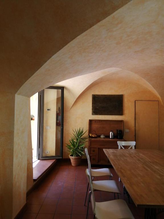 A television and/or entertainment centre at Al Canto B&B