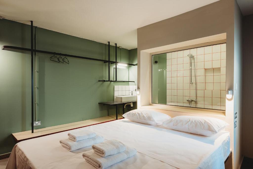 um quarto com uma cama grande e toalhas em eins rooms - city center em Limassol