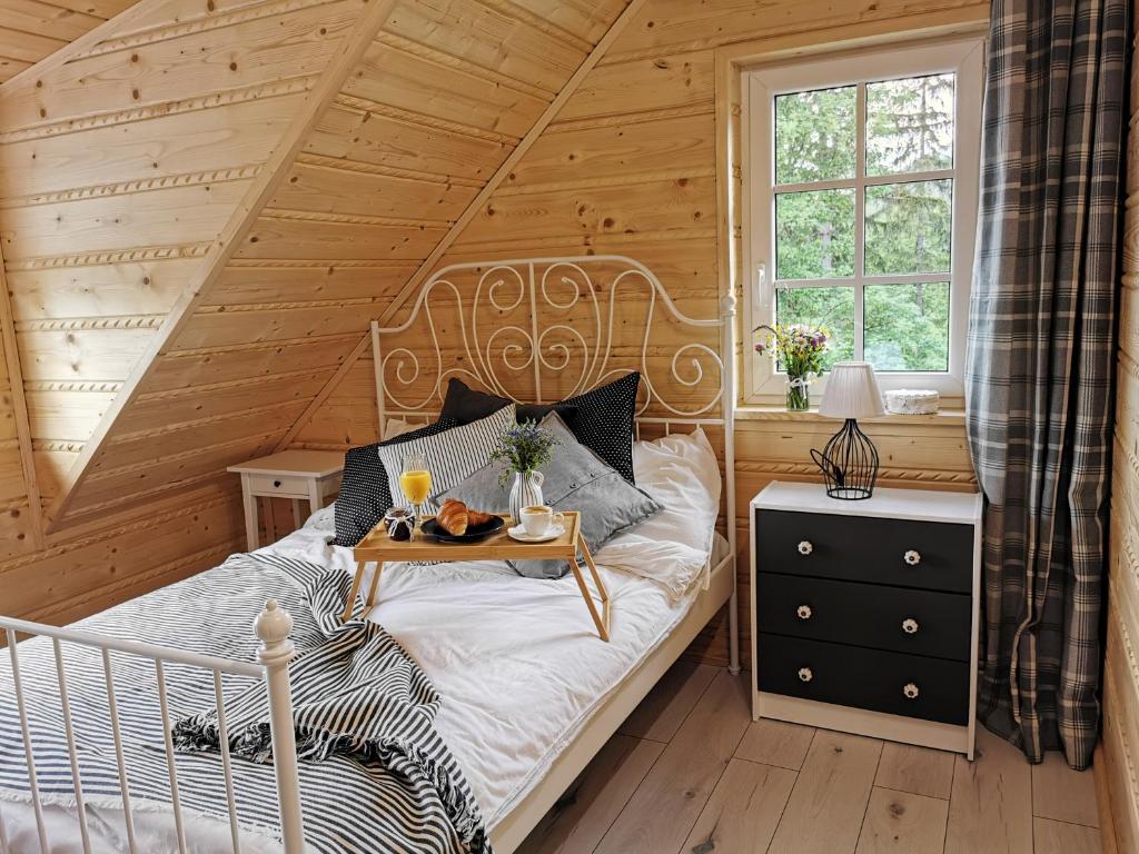 Łóżko lub łóżka w pokoju w obiekcie Górska Latarnia
