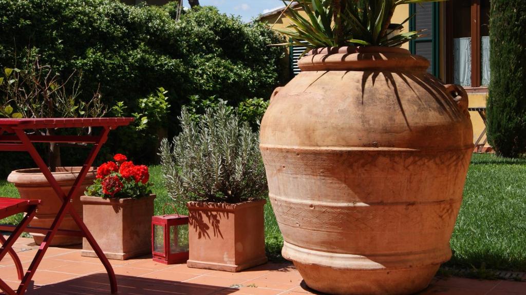 A garden outside Al Canto B&B
