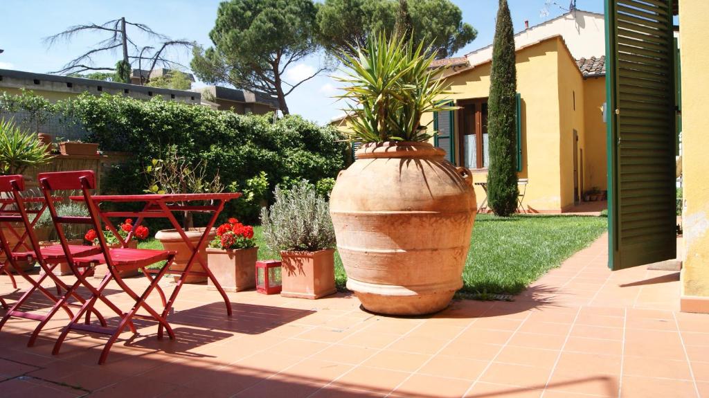 A garden outside Al Canto B&B