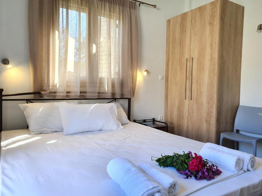 Postel nebo postele na pokoji v ubytování Tasos Rooms
