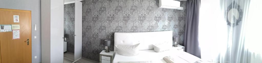 Postel nebo postele na pokoji v ubytování Hotel Löhr