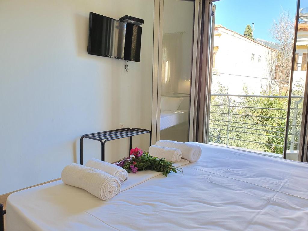 Postel nebo postele na pokoji v ubytování Tasos Rooms