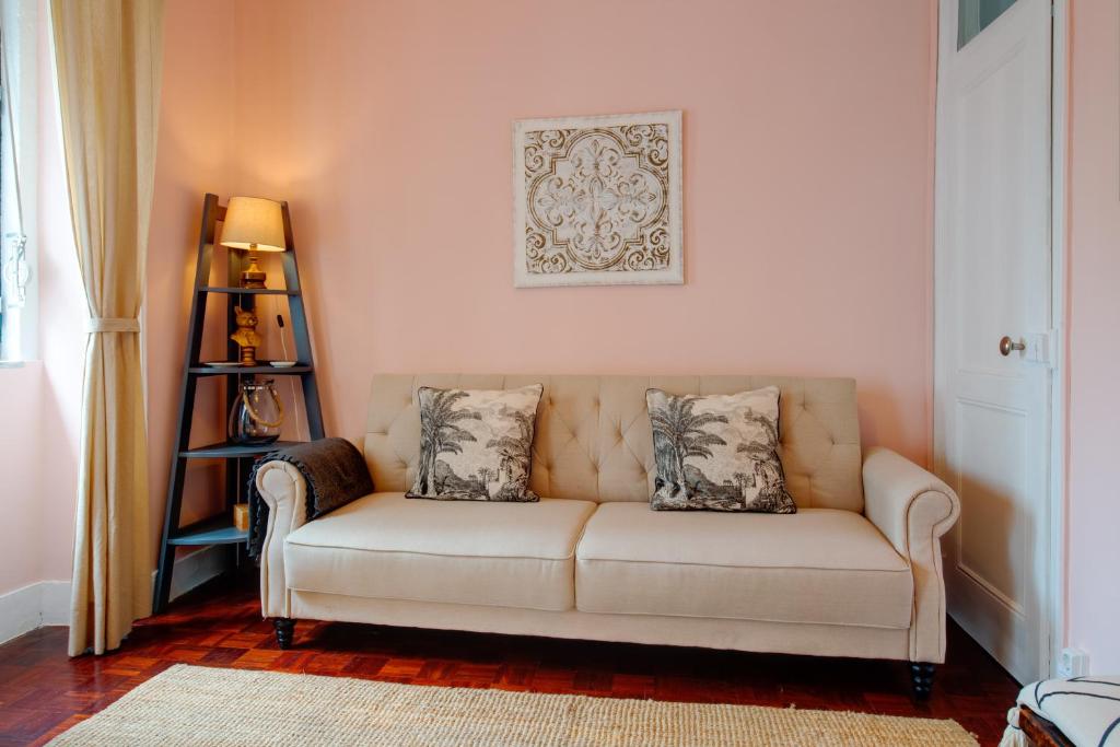 - un salon avec un canapé blanc et une étagère dans l'établissement Janelas Do Tejo, à Lisbonne