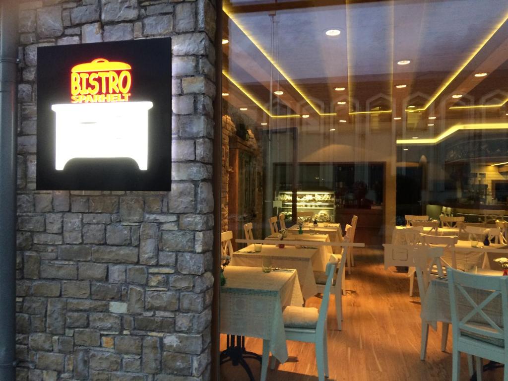 Reštaurácia alebo iné gastronomické zariadenie v ubytovaní Robinson szigete