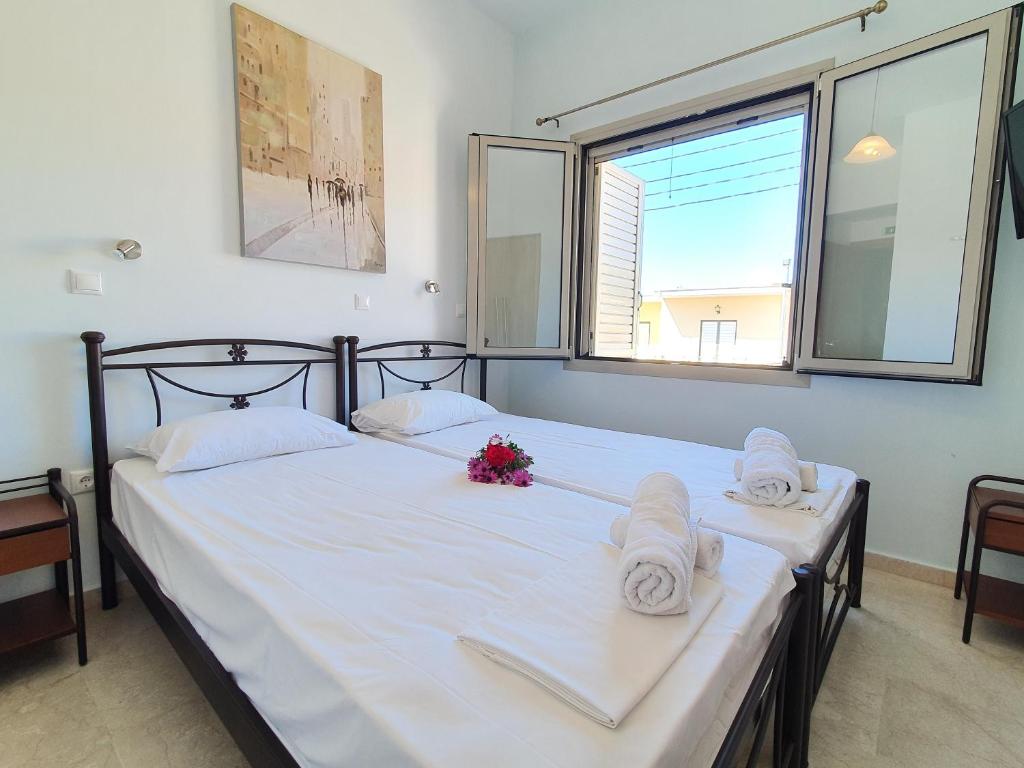 Postel nebo postele na pokoji v ubytování Tasos Rooms