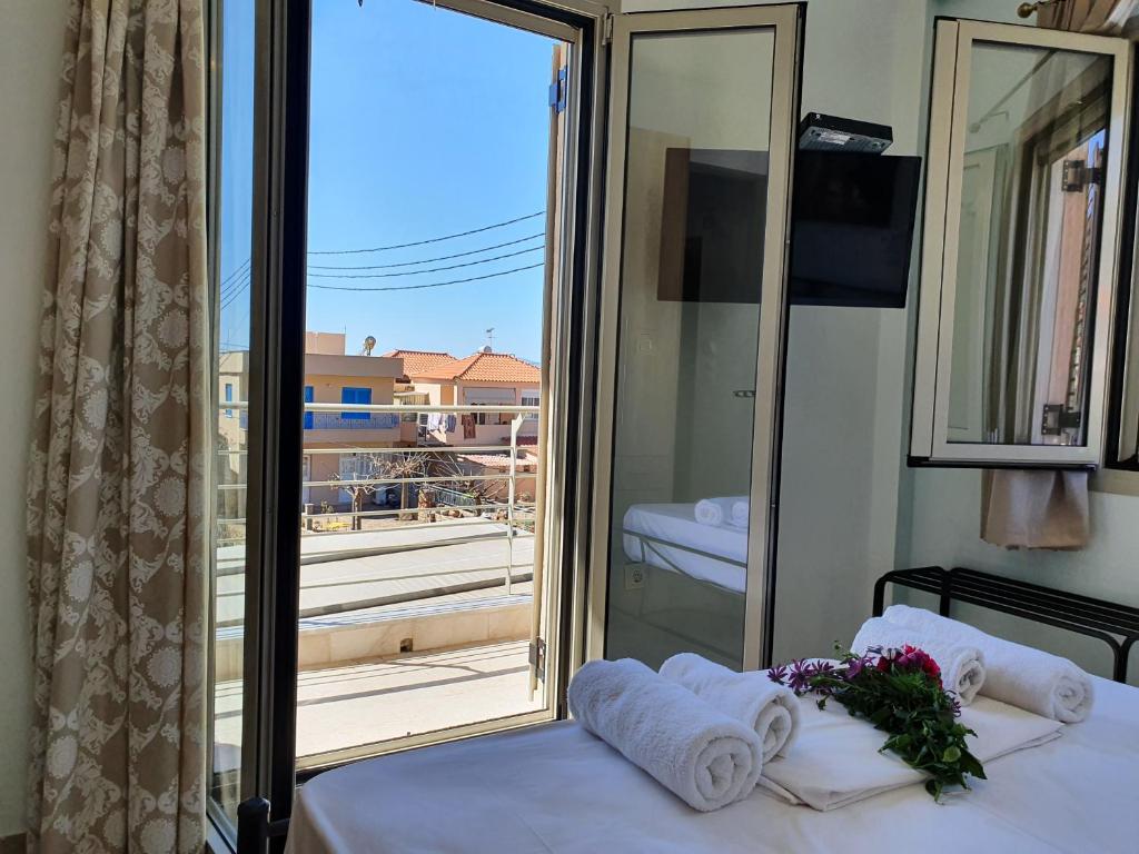 Postel nebo postele na pokoji v ubytování Tasos Rooms