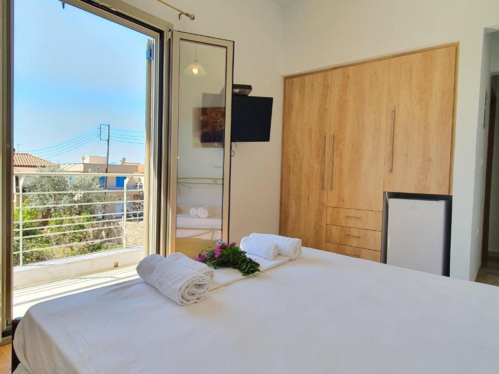 Postel nebo postele na pokoji v ubytování Tasos Rooms