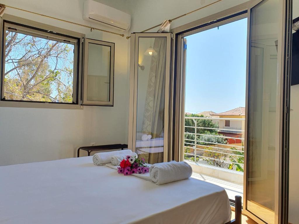 Postel nebo postele na pokoji v ubytování Tasos Rooms