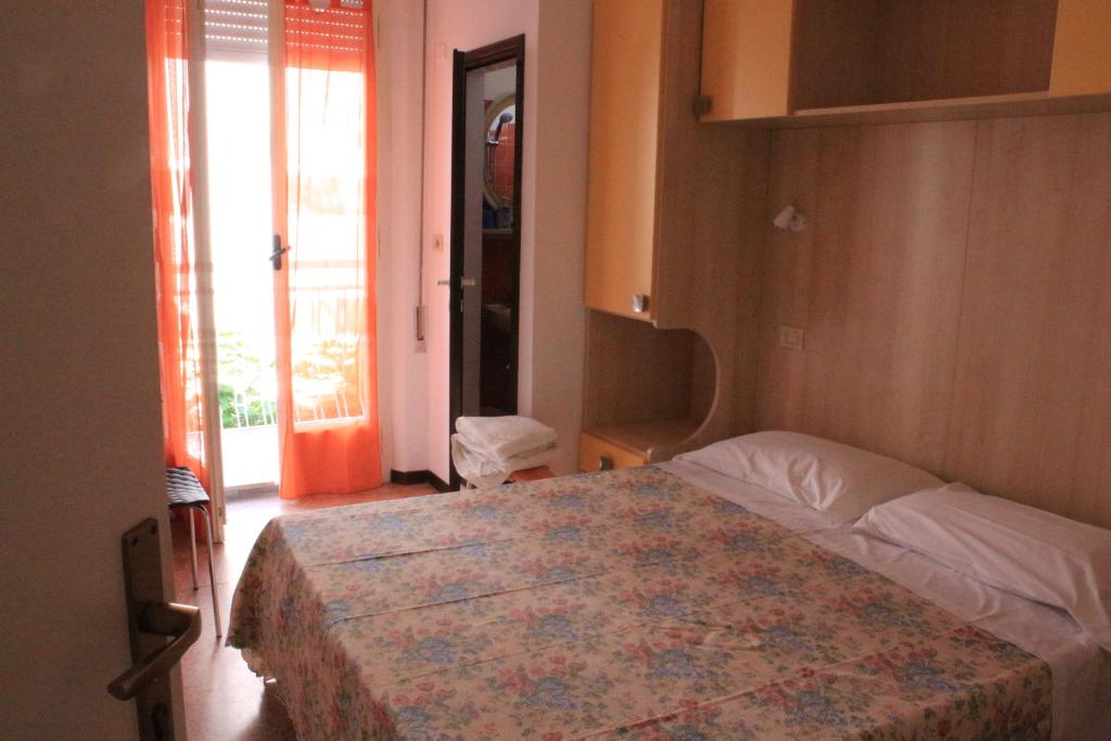 Postel nebo postele na pokoji v ubytování Pensione Fiorella Rimini