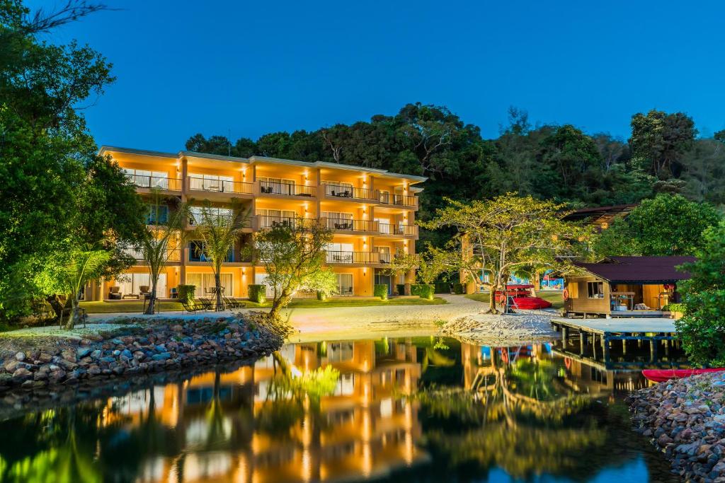 un hôtel avec un lac en face dans l'établissement Marina Sands Resort, à Ko Chang