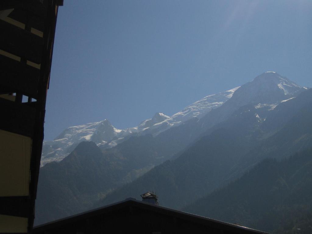 - une vue sur une chaîne de montagnes enneigée dans l'établissement Le Prarion 2, aux Houches