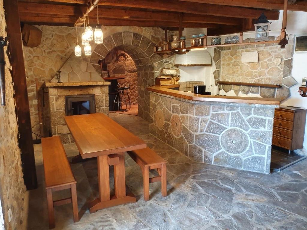 Kuchyň nebo kuchyňský kout v ubytování Villa Diny with Pool