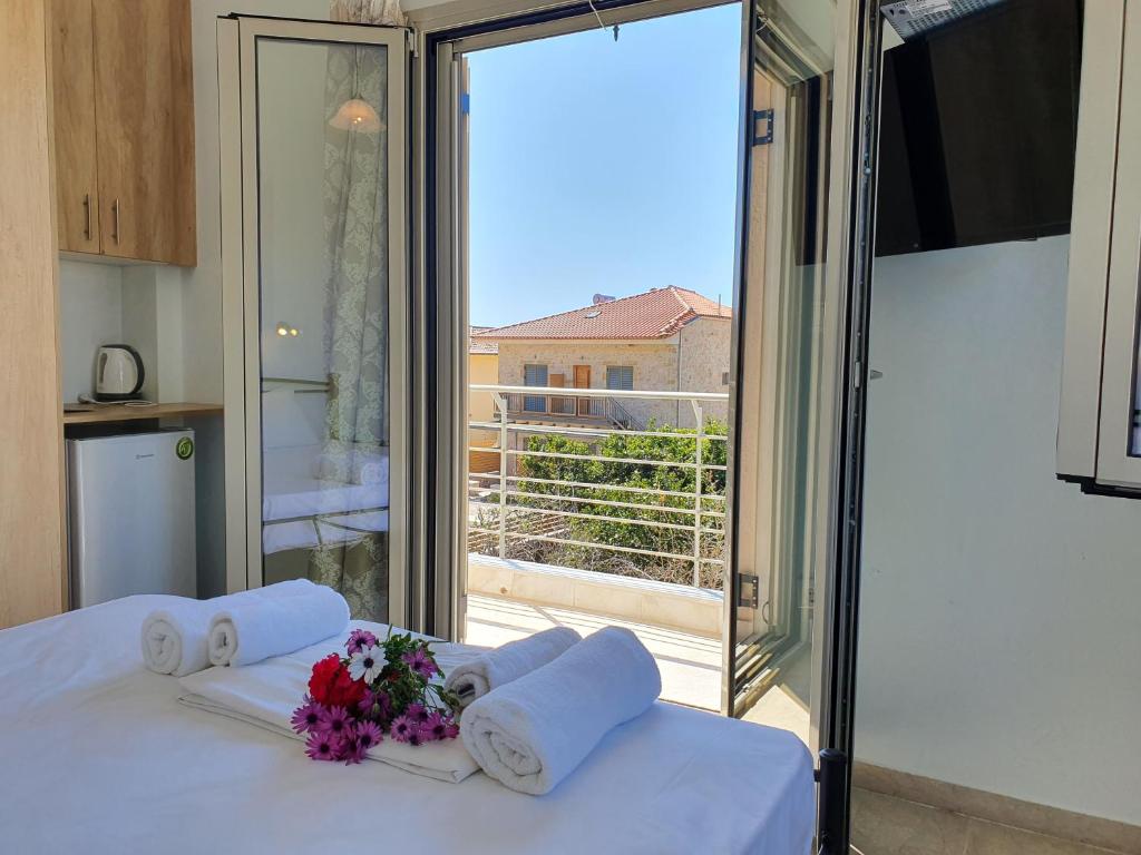 Postel nebo postele na pokoji v ubytování Tasos Rooms