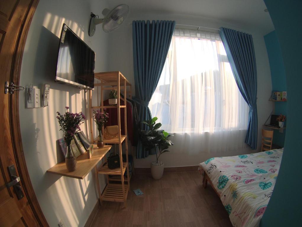 een slaapkamer met een bed en een raam bij HD House Homestay Vũng Tàu in Vung Tau