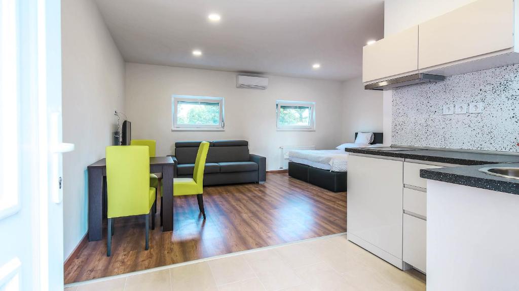 Kuchyňa alebo kuchynka v ubytovaní White Apartman Siófok 2