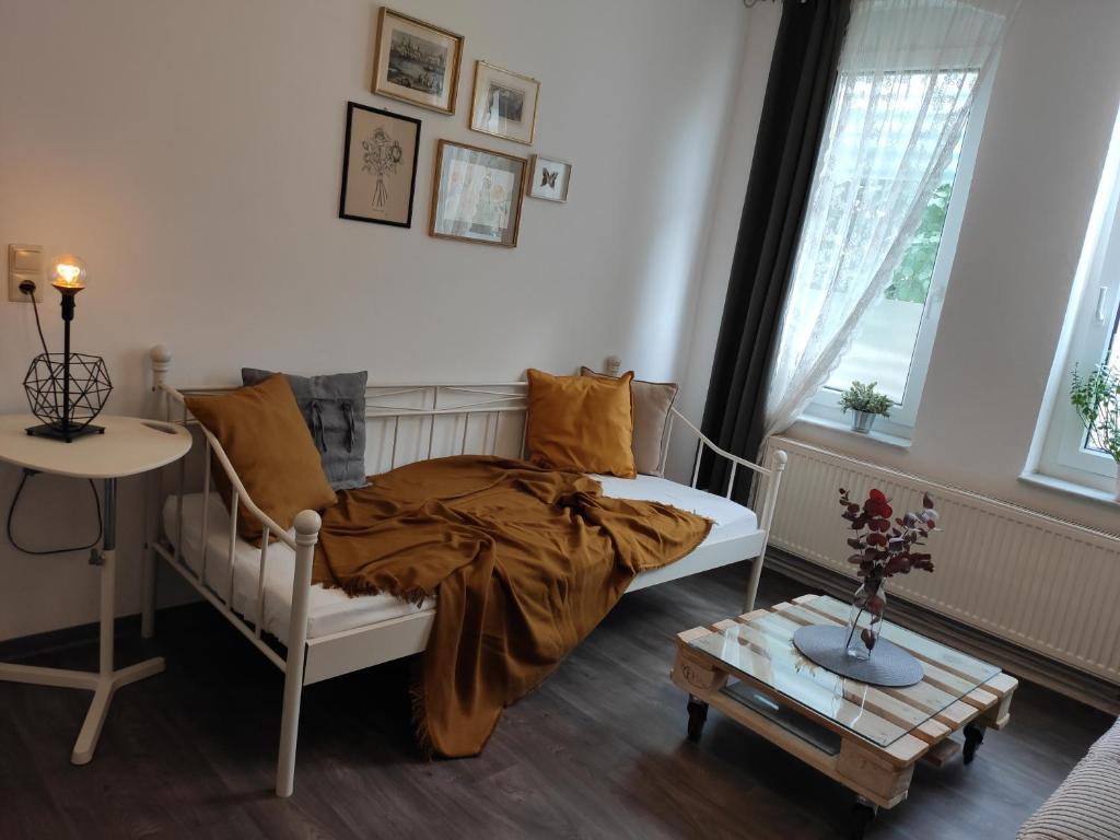 a bedroom with a bed and a table at Gemütliche 2 Zimmer (citynahe wohnung) in Hildesheim