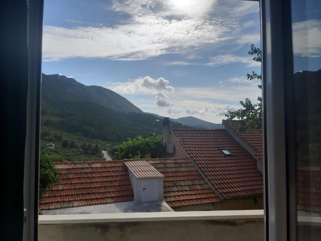 Nespecifikovaný výhled na hory nebo výhled na hory při pohledu z penzionu