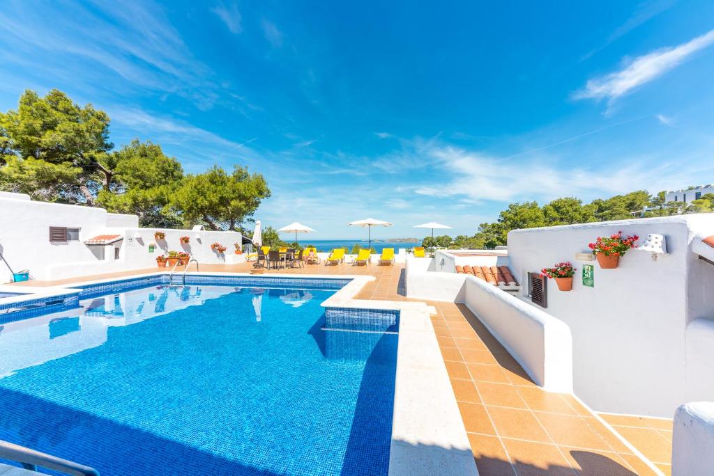 Bazén v ubytování Hostal Cala Moli nebo v jeho okolí