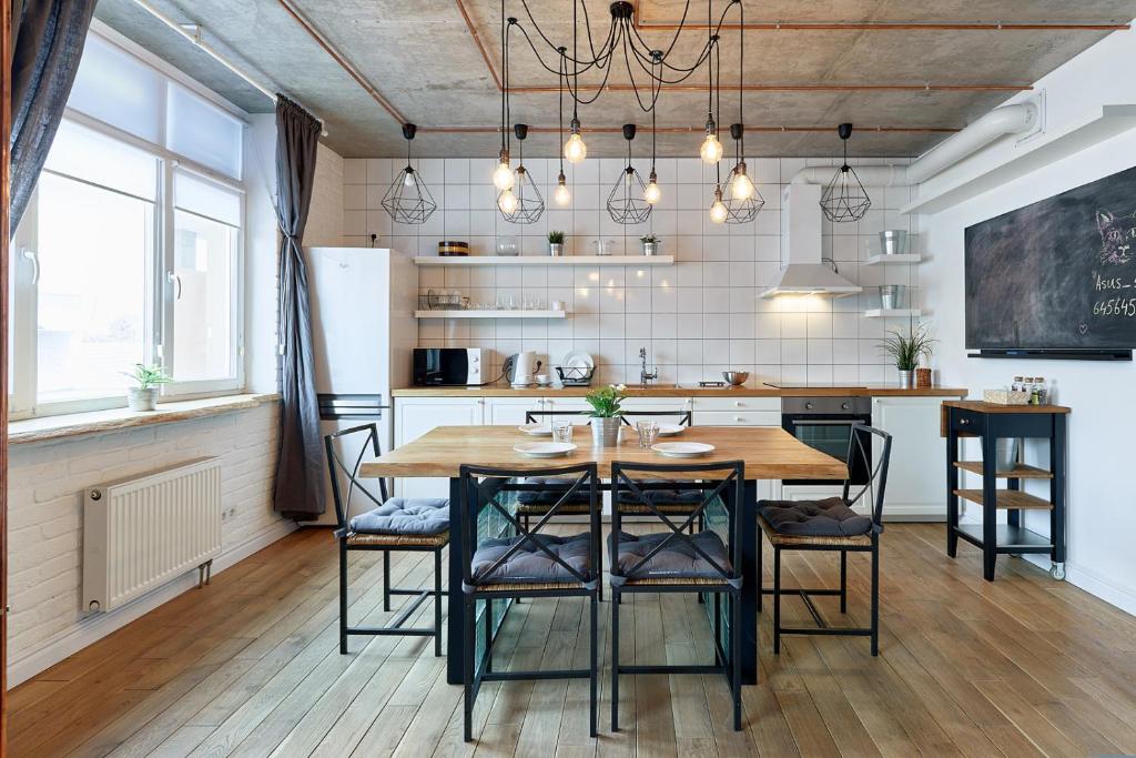 cocina con mesa y sillas en una habitación en Стильна та простора квартира, en Kiev