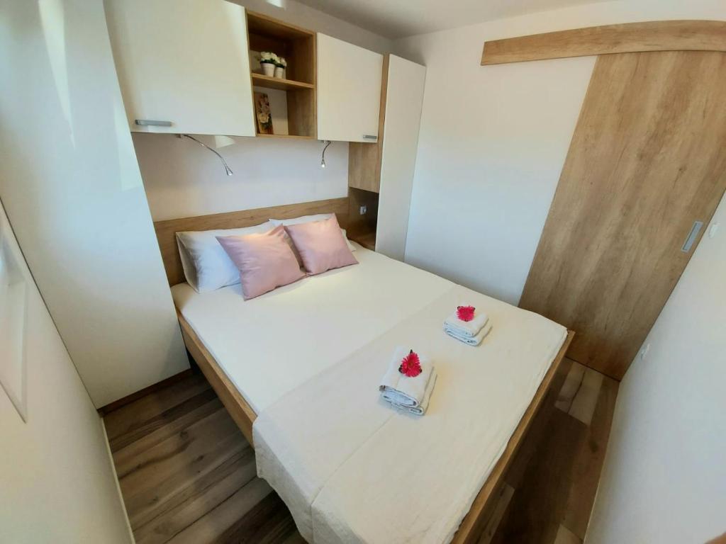 Postel nebo postele na pokoji v ubytování Mobile homes Charly