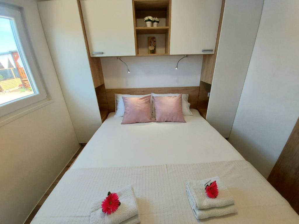 Postel nebo postele na pokoji v ubytování Mobile homes Charly