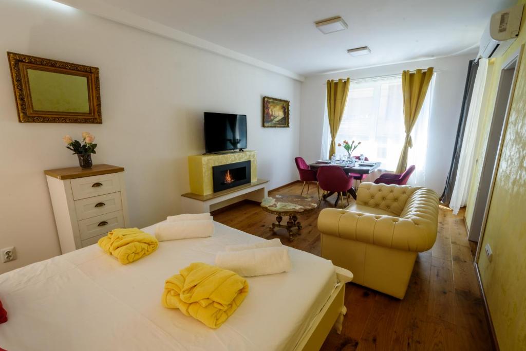 ein Schlafzimmer mit 2 Betten und ein Wohnzimmer in der Unterkunft Ultracentral luxury apartment in Cluj-Napoca