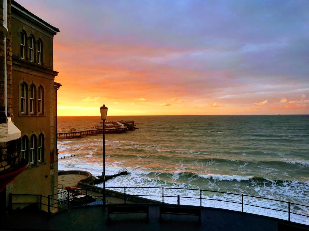 vista para o mar ao pôr-do-sol a partir de um edifício em The Red Lion Hotel em Cromer