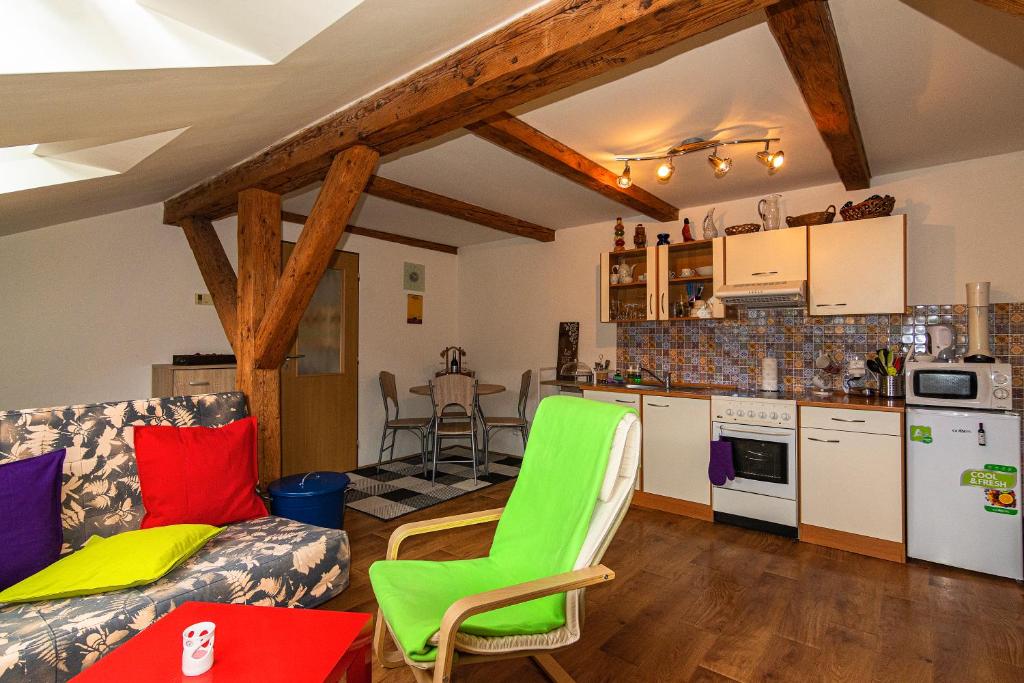 sala de estar con sofá y cocina en Apartman Charlie en Smržovka