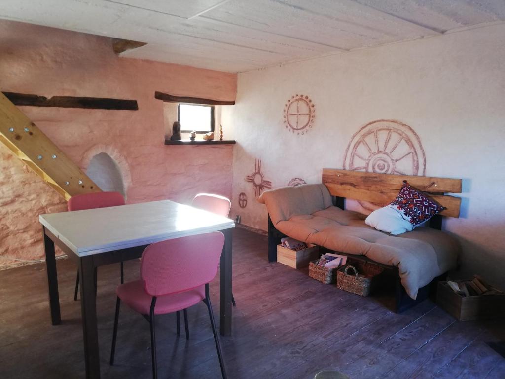 ein Wohnzimmer mit einem Tisch und einem Sofa in der Unterkunft Graide Retreat Lodge in Bièvre