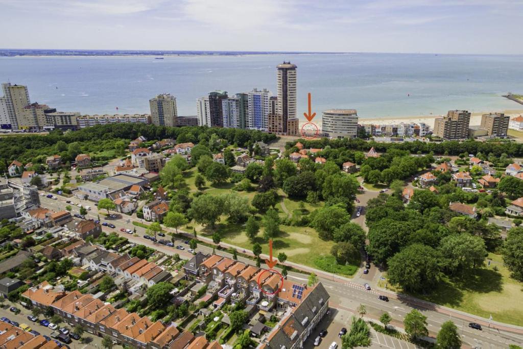 uma vista aérea de uma cidade com um parque em Zee en Strand Vlissingen em Vlissingen