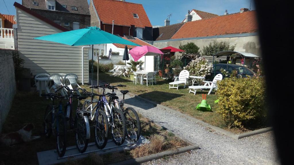 a group of bikes parked in a yard with umbrellas at Roseau in Berck-sur-Mer