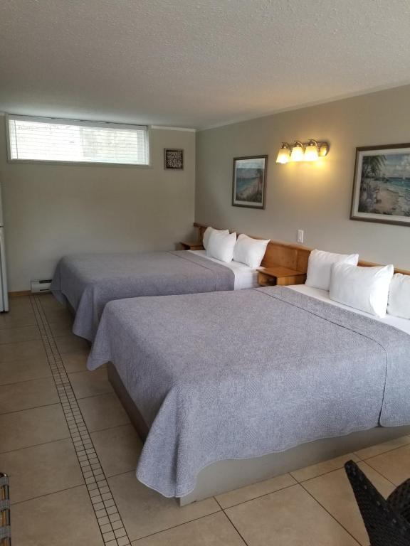 Postel nebo postele na pokoji v ubytování Osoyoos Lakeview Inn & Suites