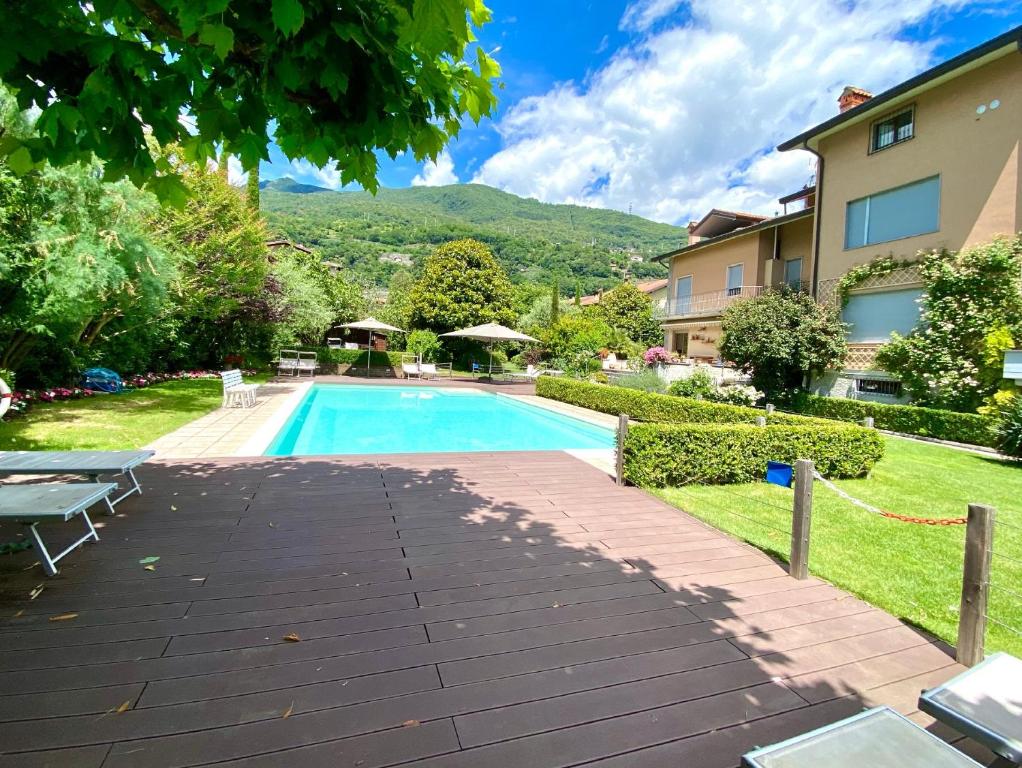 una piscina en un patio con una casa en Vittoria Residence, en Dongo
