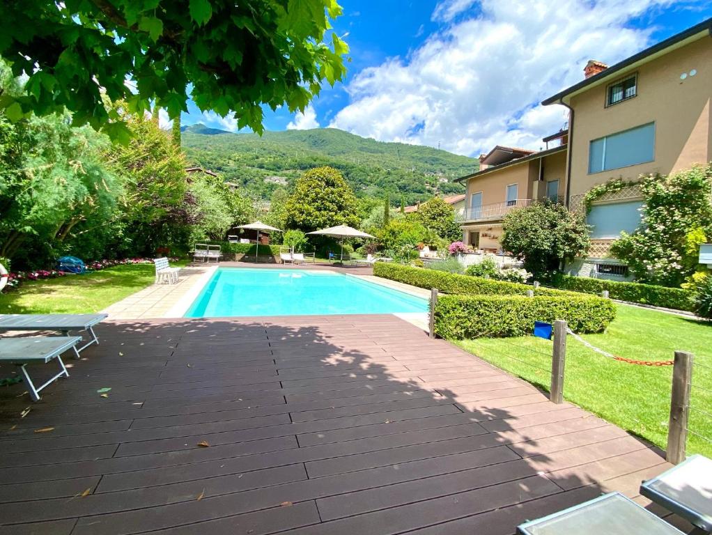 una piscina in un cortile con una casa di Vittoria Residence a Dongo