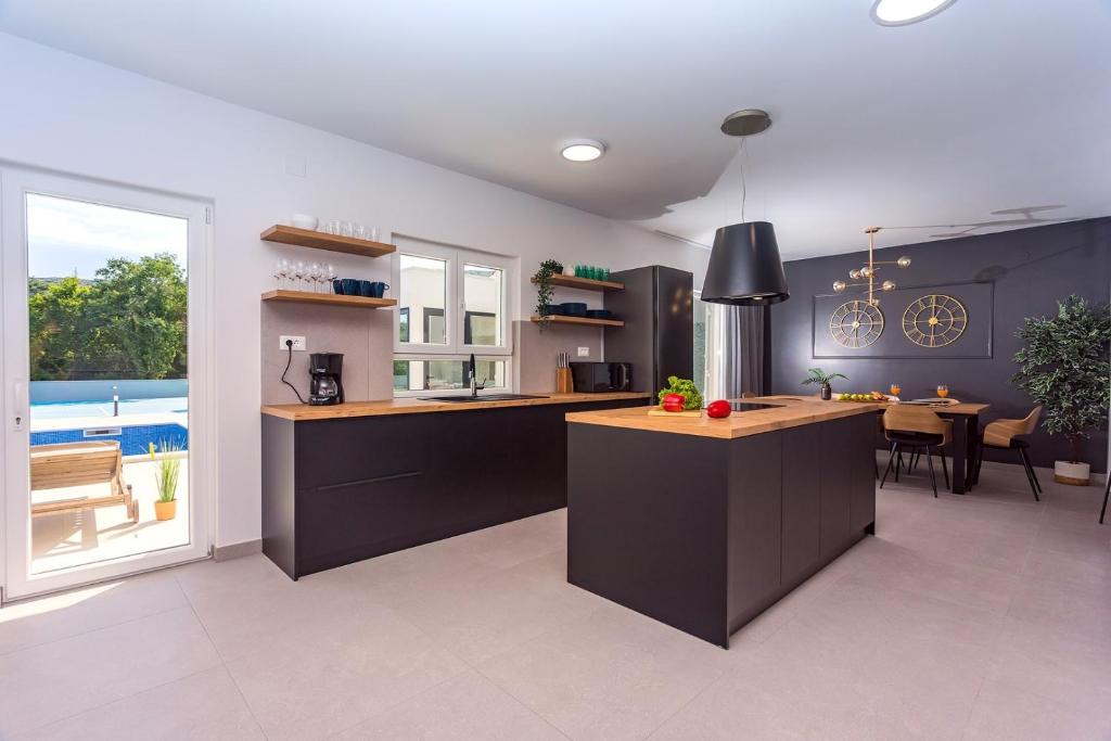 Fotografia z galérie ubytovania VILLA ALMIC with heated pool, 5 bedrooms, Gaming room, a multi-use playground court v Omise