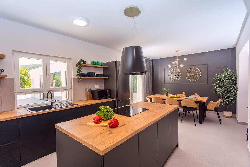 Fotografia z galérie ubytovania VILLA ALMIC with heated pool, 5 bedrooms, Gaming room, a multi-use playground court v Omise