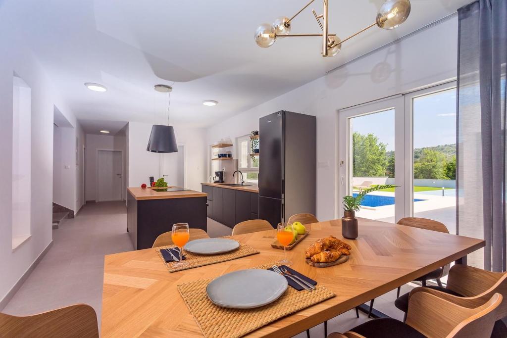Fotografia z galérie ubytovania VILLA ALMIC with heated pool, 5 bedrooms, Gaming room, a multi-use playground court v Omise