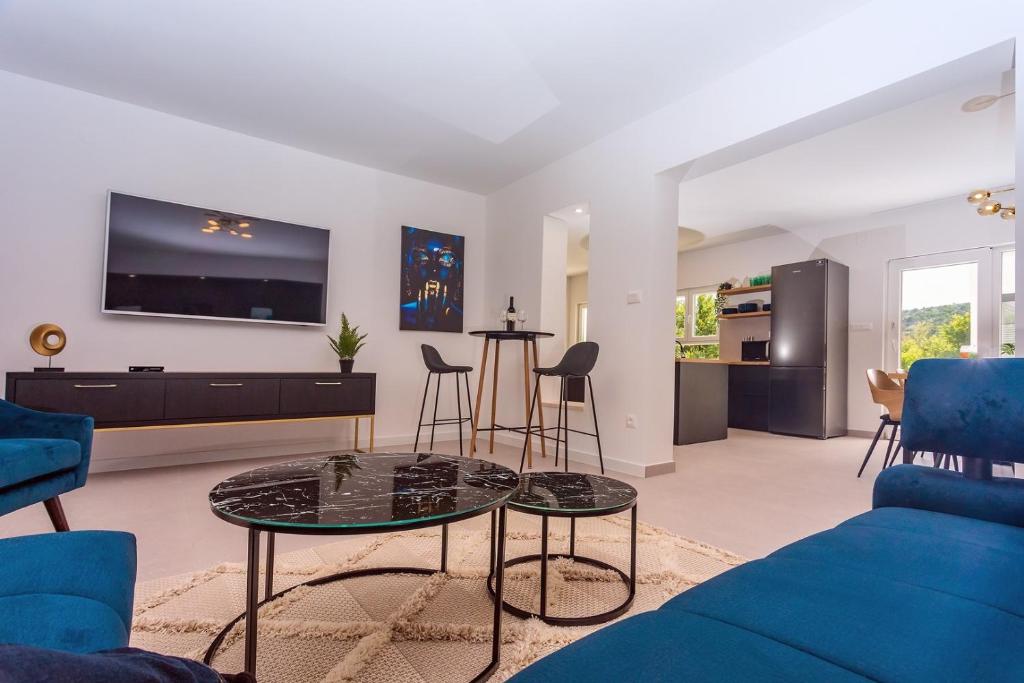 Fotografia z galérie ubytovania VILLA ALMIC with heated pool, 5 bedrooms, Gaming room, a multi-use playground court v Omise