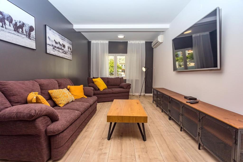 Fotografia z galérie ubytovania VILLA ALMIC with heated pool, 5 bedrooms, Gaming room, a multi-use playground court v Omise