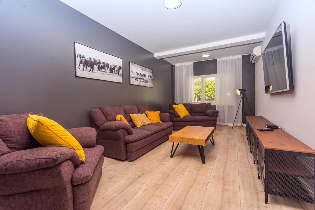 Fotografia z galérie ubytovania VILLA ALMIC with heated pool, 5 bedrooms, Gaming room, a multi-use playground court v Omise