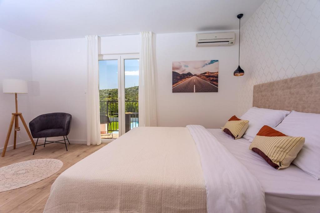 Fotografia z galérie ubytovania VILLA ALMIC with heated pool, 5 bedrooms, Gaming room, a multi-use playground court v Omise