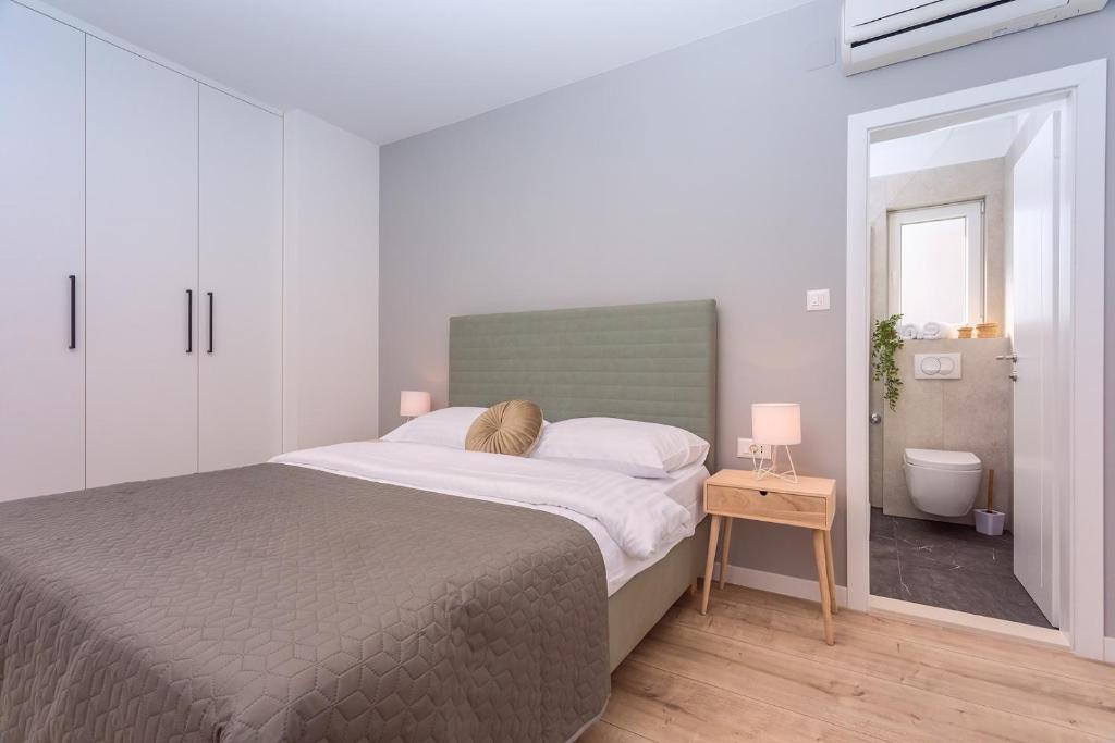 Fotografia z galérie ubytovania VILLA ALMIC with heated pool, 5 bedrooms, Gaming room, a multi-use playground court v Omise