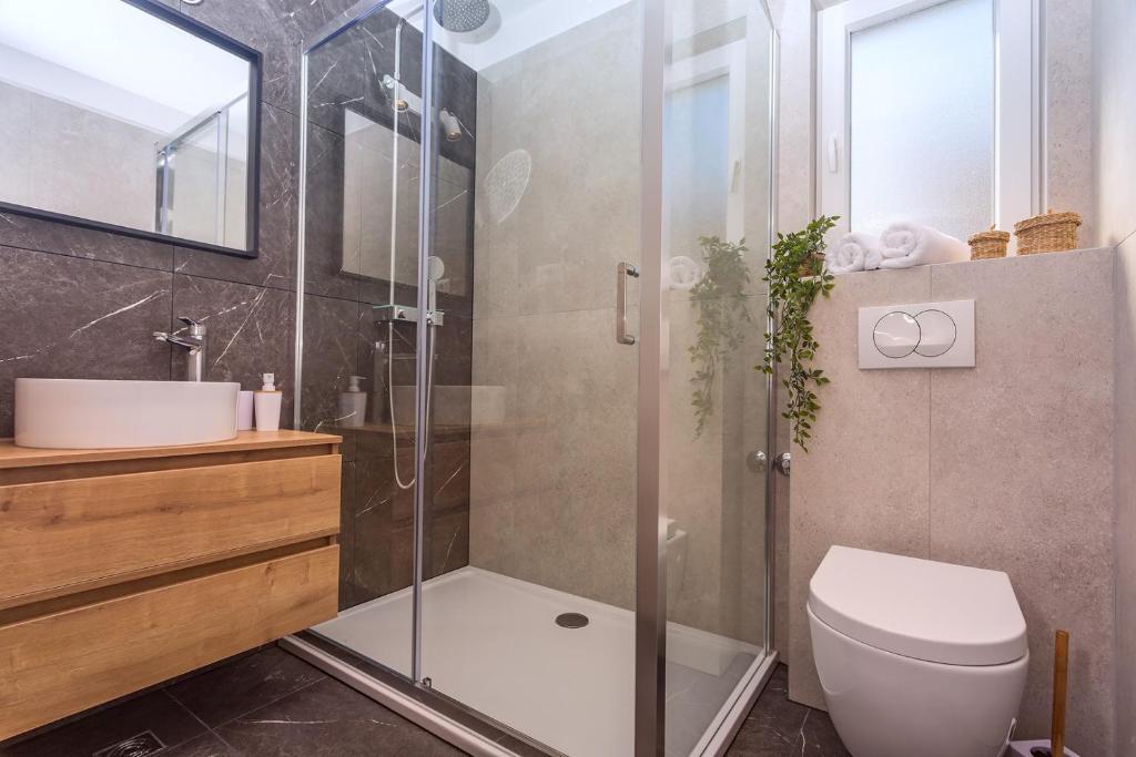 Fotografia z galérie ubytovania VILLA ALMIC with heated pool, 5 bedrooms, Gaming room, a multi-use playground court v Omise