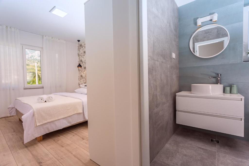 Fotografia z galérie ubytovania VILLA ALMIC with heated pool, 5 bedrooms, Gaming room, a multi-use playground court v Omise